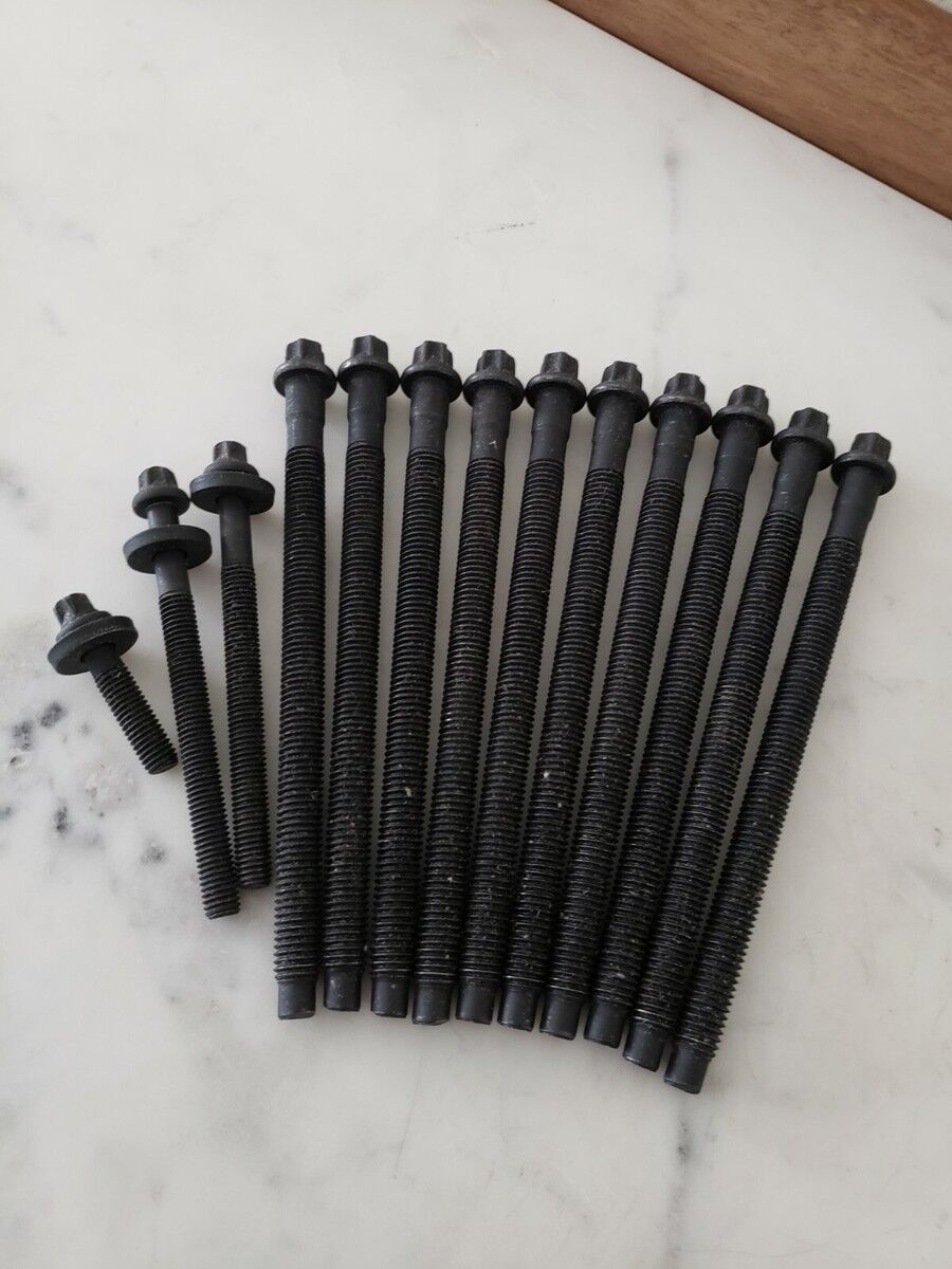 BMW F10 F20 F30 LCI N13 SİLİNDİR KAPAK SAPLAMASI  11127560274